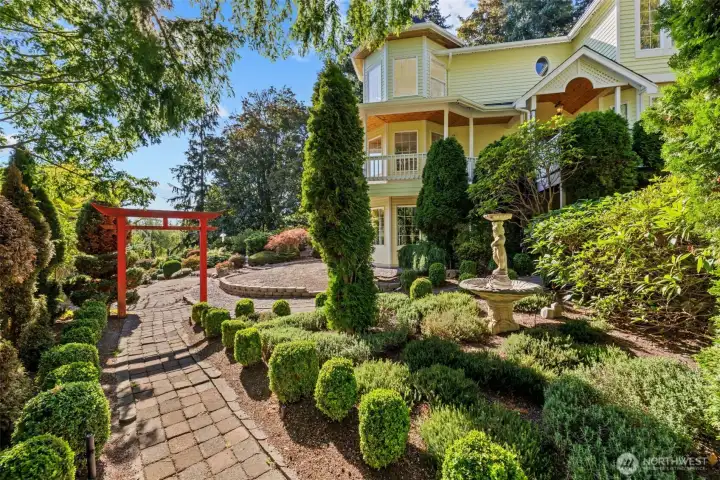 A gorgeous, landscaped yard with sprinkler system.