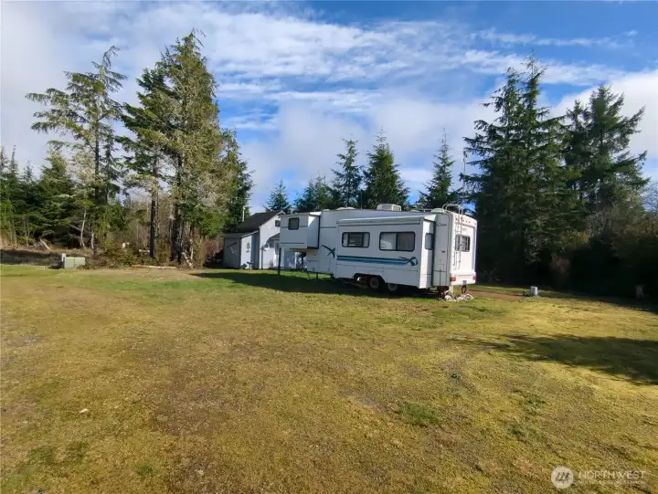 28 foot 5th Wheel has to slides for ample room