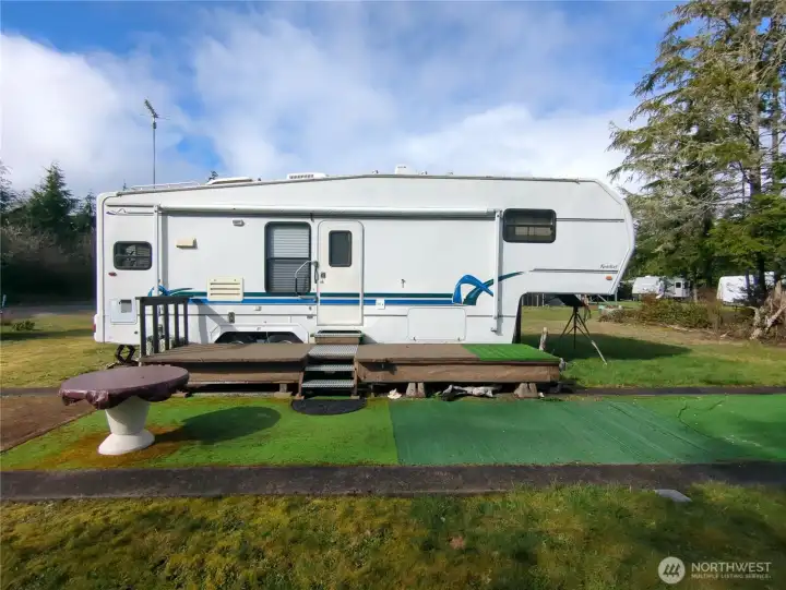 Great little deck in front of the 5th wheel.