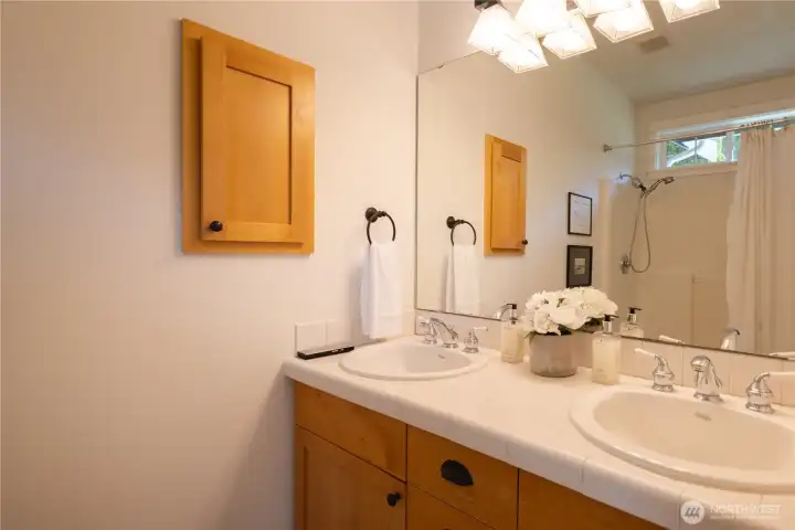 Primary en-suite bathroom.