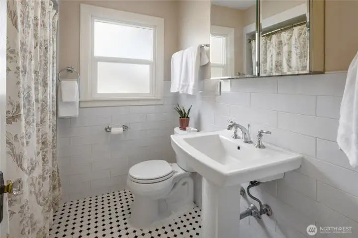 Bathroom with tub/shower