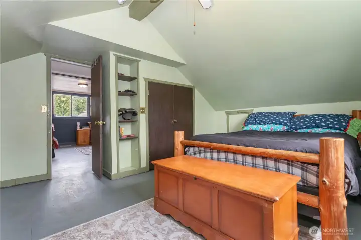 Both bedrooms have built-in closet and drawers.