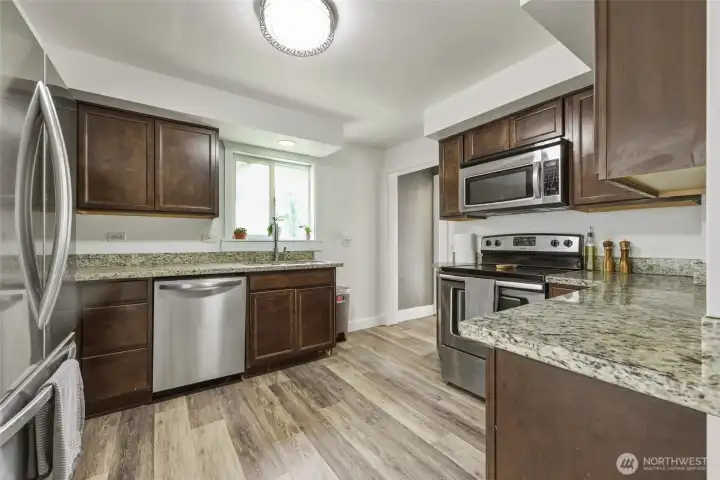 All SS appliances stay!