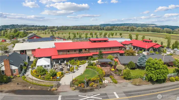 Short distance to popular Farm 12, Wedding Venue, Restaurant, Coffee Shop Short distance to popular Farm 12, Wedding Venue, Restaurant, Coffee Shop