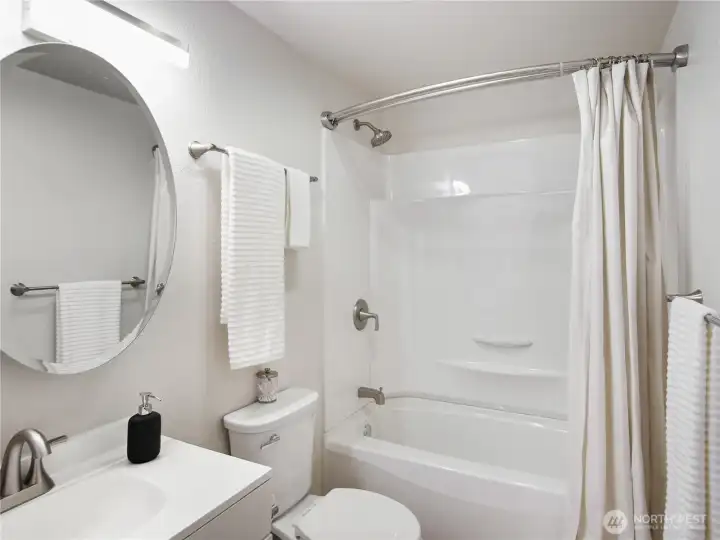 Newly remodeled bath! Newly remodeled bath!