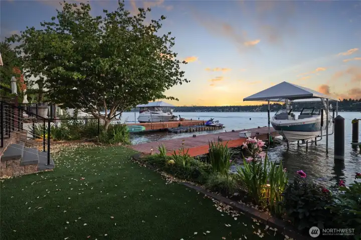 Enjoy 47 feet of prime Lake Washington waterfront with a private beach and a new boat lift—offering endless opportunities for waterfront recreation.