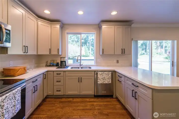 Brand New kitchen cabinets and Quartz countertops!