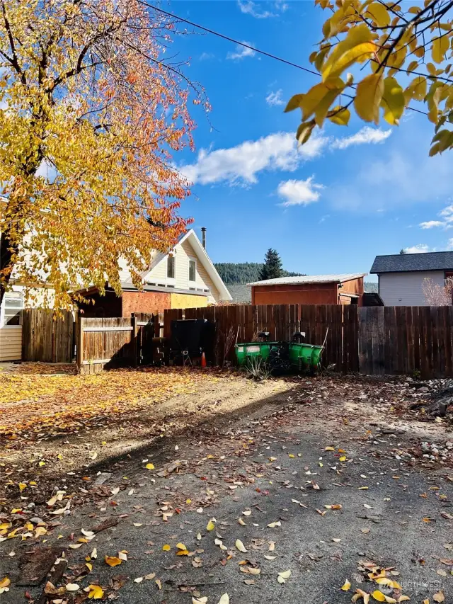 View of front of lot from Benton St. Level, fenced lot in the a great location in Leavenworth, WA