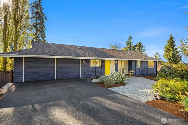 Updated daylight rambler in a fantastic location on the north end of Mercer Island.