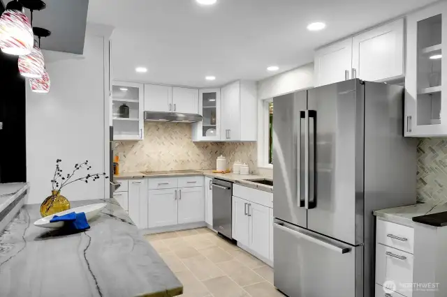 Wow. All new in 2021. Kenmore Elite convection range, Samsung induction oven, Bosch fridge/freezer, quartz countertops and soft-close cabinets.
