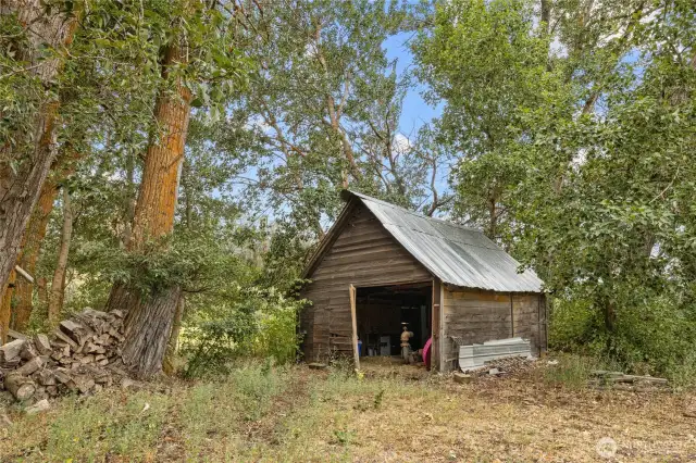 This cool old barn makes a nice little storage shed! There are multiple other outbuildings on the property as well, including a tool shed..... & a moonshine shed...!