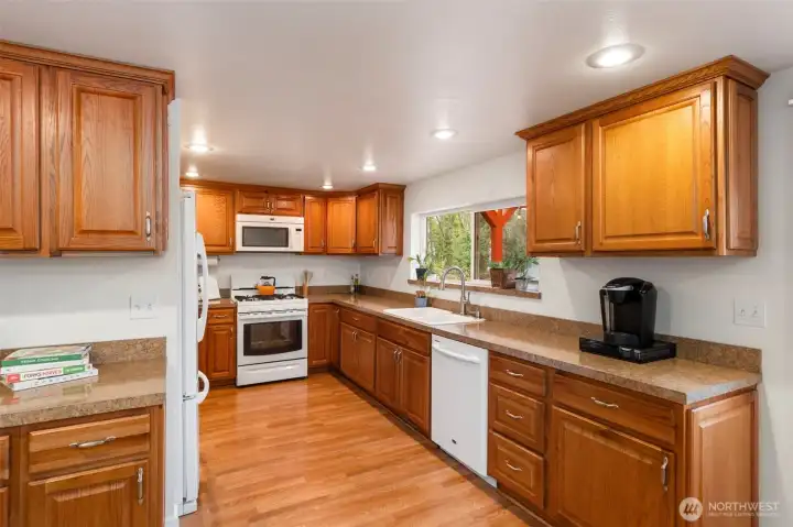 Kitchen: all appliances stay!