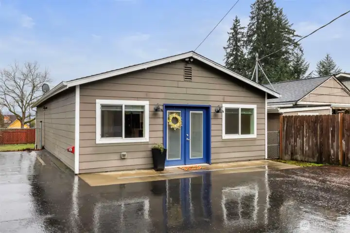 Studio/salon: permitted building plumbed for salon but would make a great ADU or Air B&B.