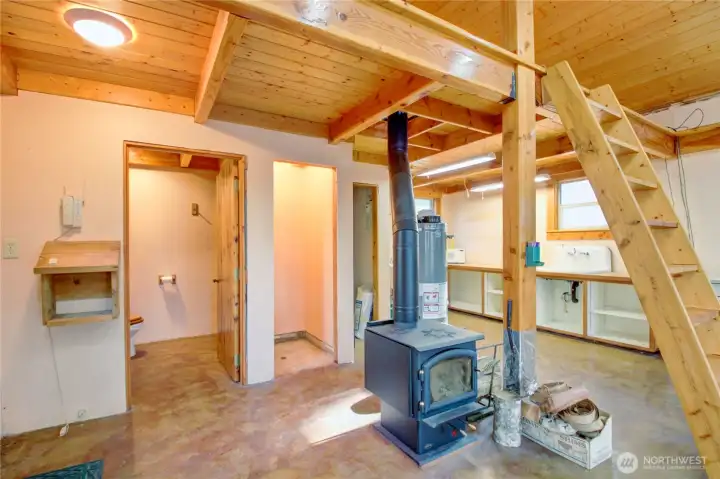 showing 1/2 bath w/ ladder to loft area