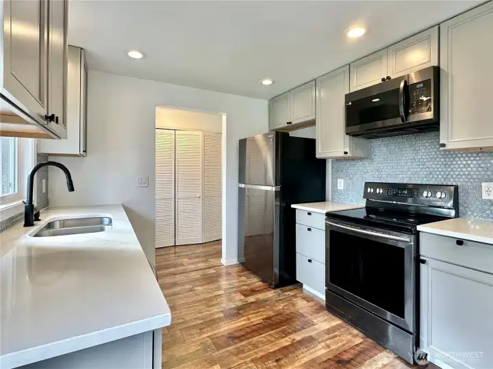 Remodeled kitchen. New Cabinets & Appliances