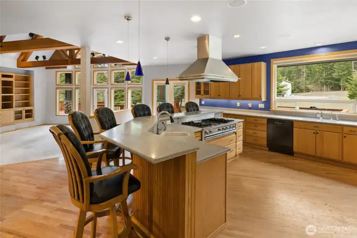 Nice Dynasty 48" gas cooktop, trash compactor, dishwasher, fridge & oven all stay.