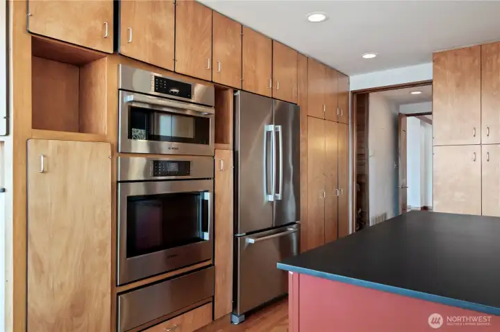 double ovens and stainless appliances