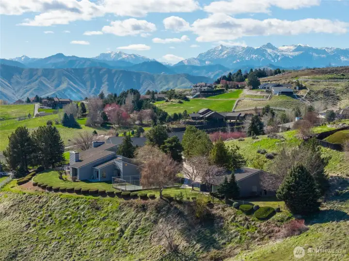 Stunning Sunnyslope Setting with Huge Views of the Cascade Mountains and Enchantments!