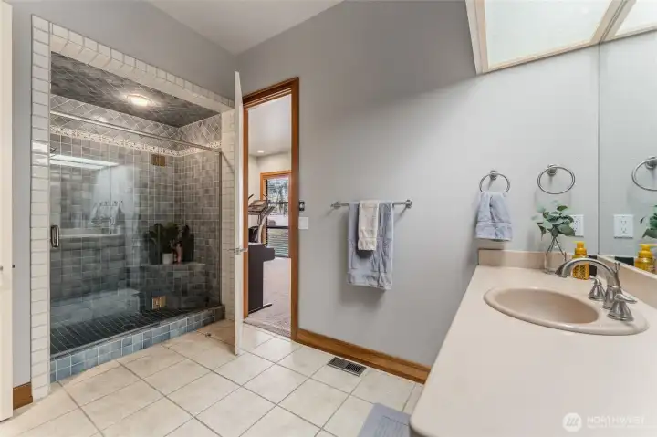 Shared Jack and Jill Guest Bath