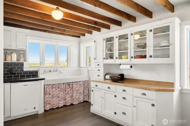 Kitchen with open beams and classic sideboard