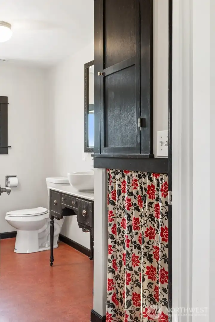 Main bath with marmoleum flooring