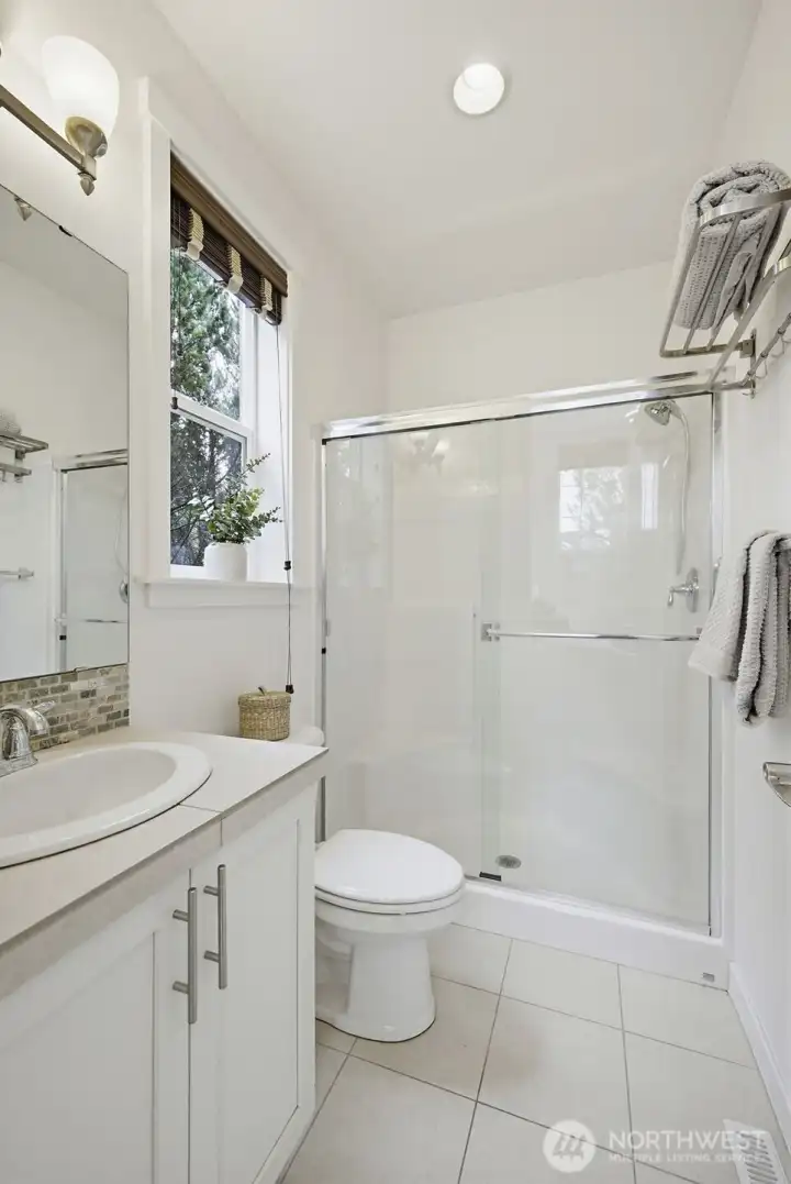 Main floor en-suite bathroom