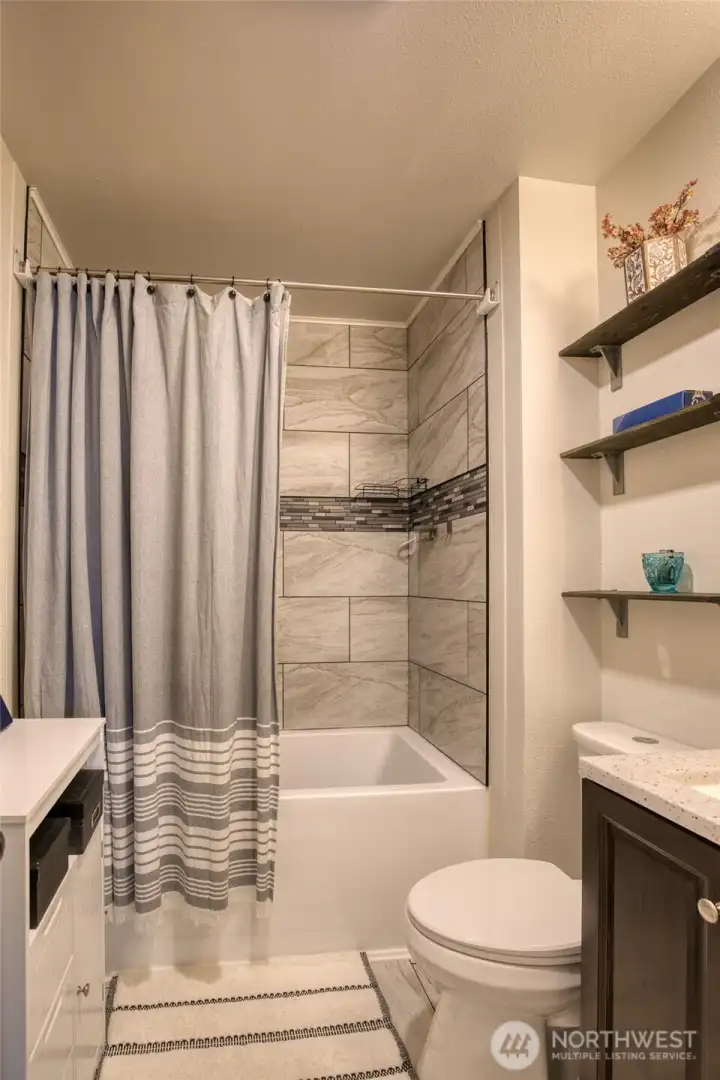 Primary bath, cont