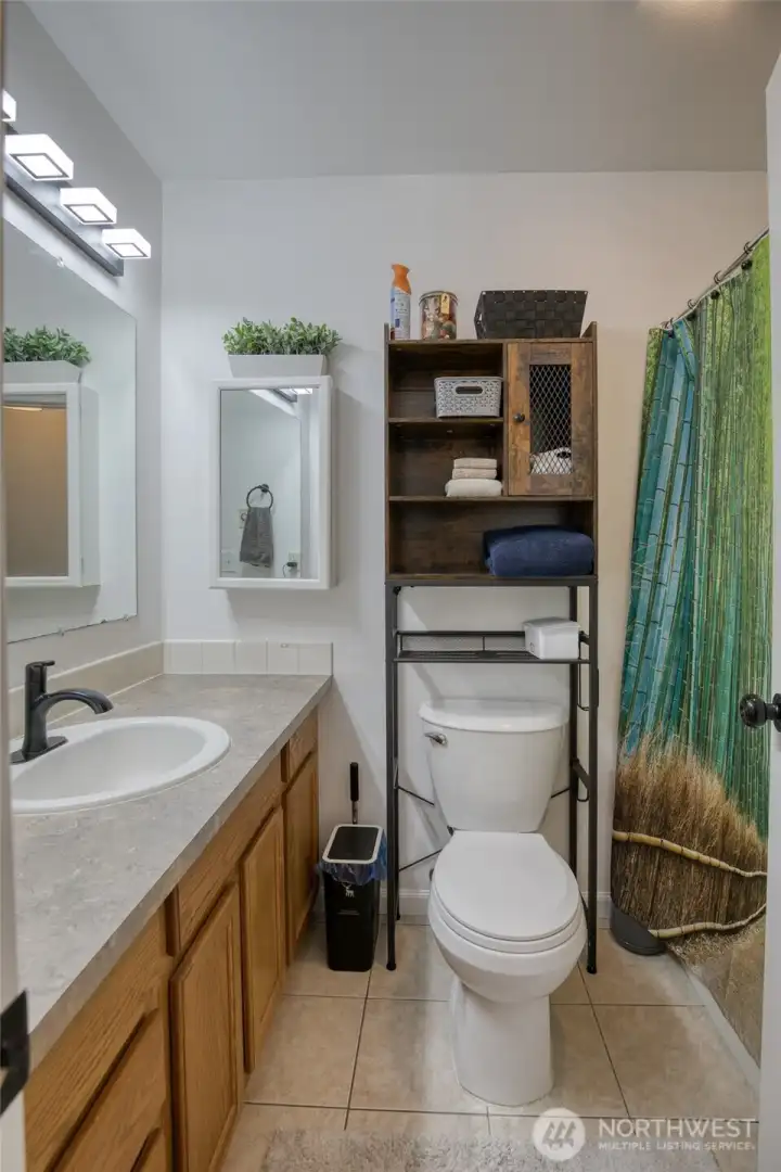 Full bath, cont