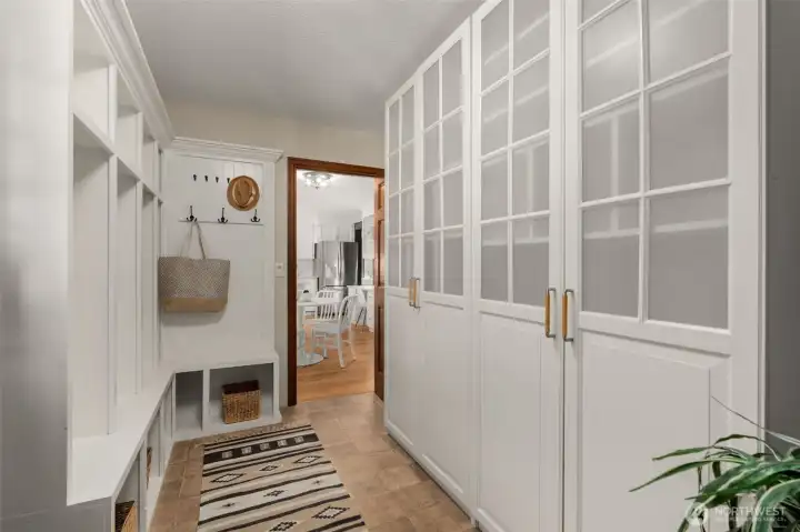 Entrance from the backyard with lots of storage! Entrance from the backyard with lots of storage!