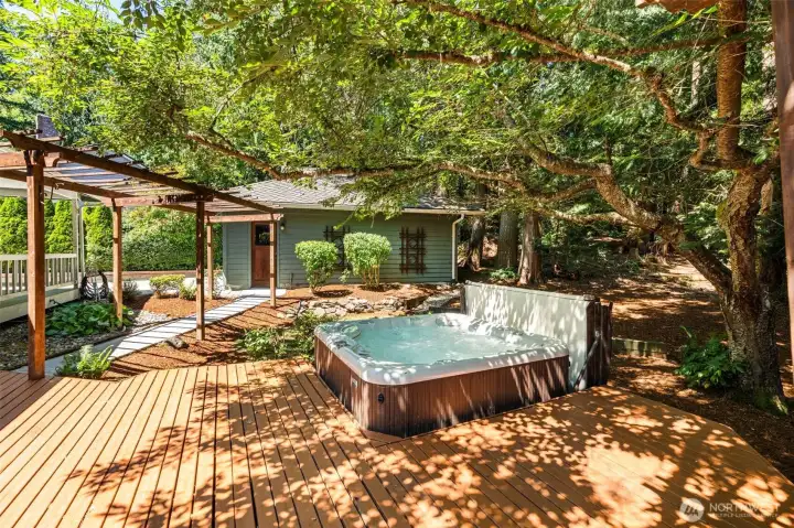 Spacious deck for entertaining! Spacious deck for entertaining!