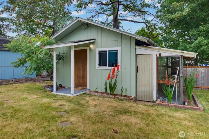 Bungalow with greenhouse