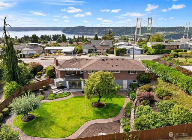 Great setting with access to the bridge, Tacoma, freeways and shopping