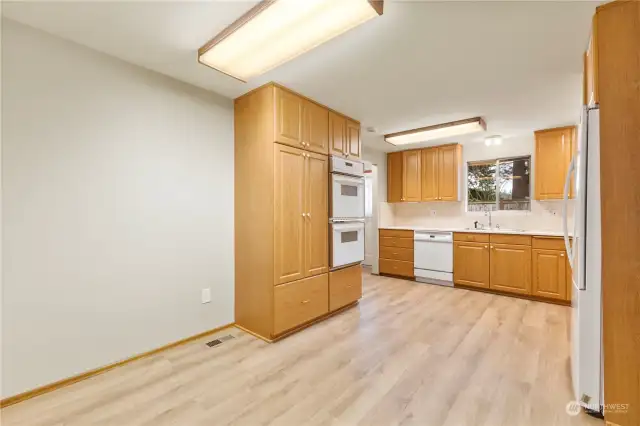 Large Kitchen with dining area/ breakfast nook