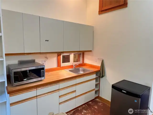 Here is the kitchenette area in the studio