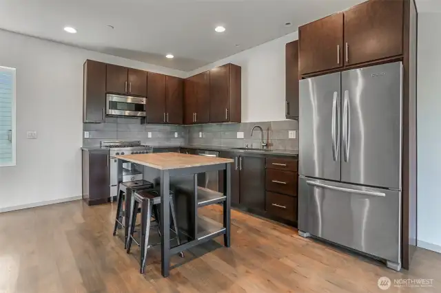 Gourmet chefs ktichen with quartz countertops & stainless steel appliances