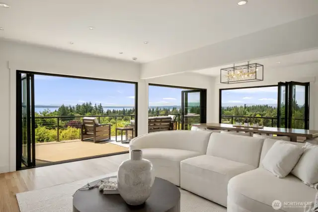 Incredible Nana walls with 180 degree views.