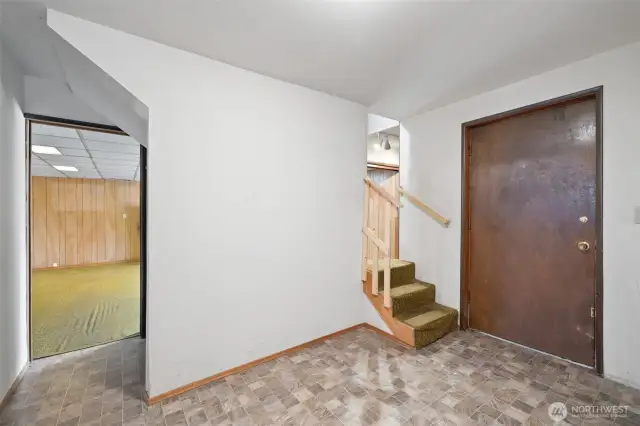 Lower Level Foyer/Entrance