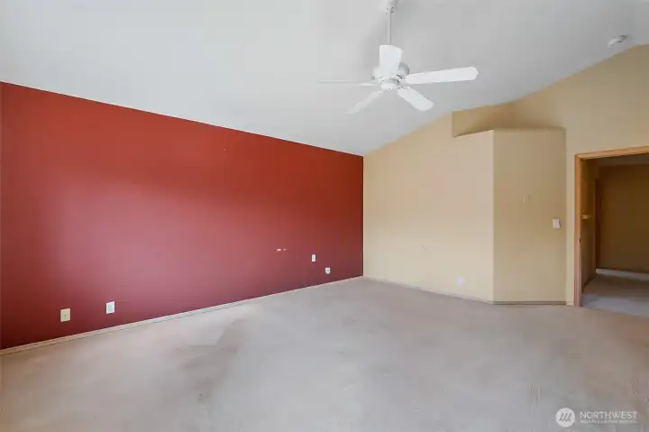 Large,   vaulted ceiling in primary bedroom