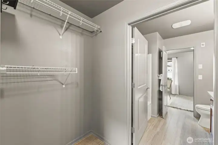 Thru the walk-in closet is the ensuite bath. Thru the walk-in closet is the ensuite bath.