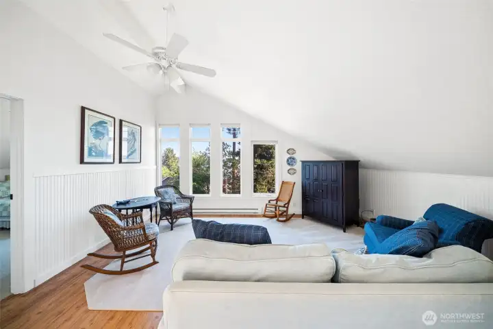 Airy, vaulted ceilings with a view to the water
