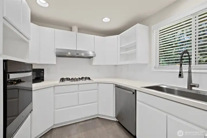 Look at all this cabinet space and, yes, there are lazy susans in every corner cabinet (upper and lower)!