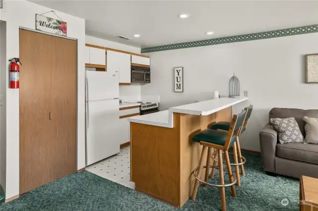 Full kitchen w/breakfast bar