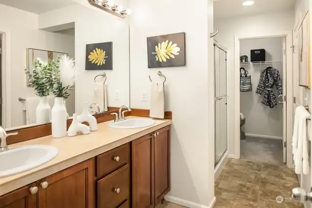 primary bathroom w/ shower and closet