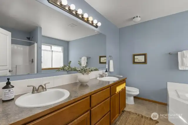 Primary ensuite bath w/ double vanity