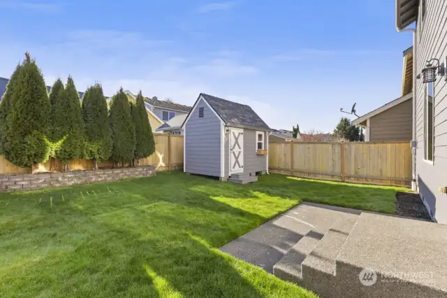 Backyard w/ concrete patio for entertaining