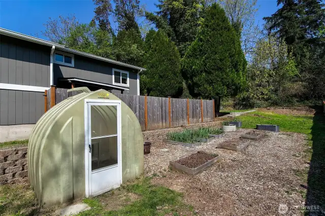 Plenty of space for gardening.