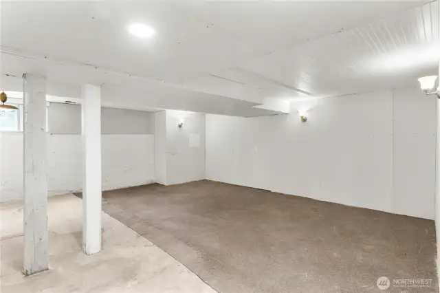 Bonus Room! Entertaining, Working or Sleeping!