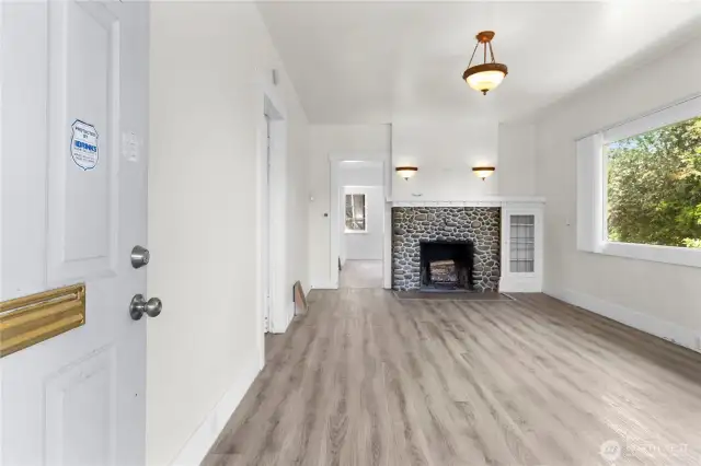 Large Bright Livingroom