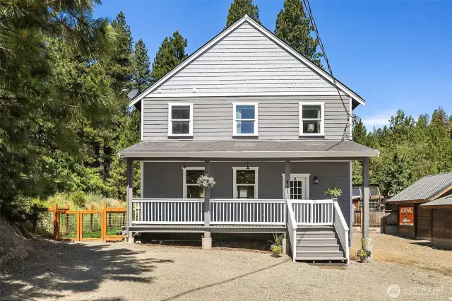 Amazing 2017 built Roslyn home nestled on 8,882 sq ft corner lot. Fabulous covered front porch, fully fenced play area or doggy space for your 4 legged friends. This home offers 5 bedroom, 3.5 bathrooms, open concept floor plan with gorgeous quartz counters, spacious kitchen island, stainless appliances, truly a perfect home for entertaining all your family and guests. Downstairs is another full kitchen, 2 bedrooms, a full bathroom and living room for guests, family members, MIL, or rental opportunity!
