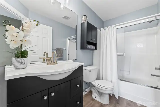 Primary bath with full shower & tub.